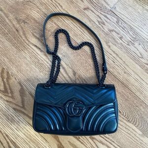 Unbelievable black purse. Looks exactly like the original!